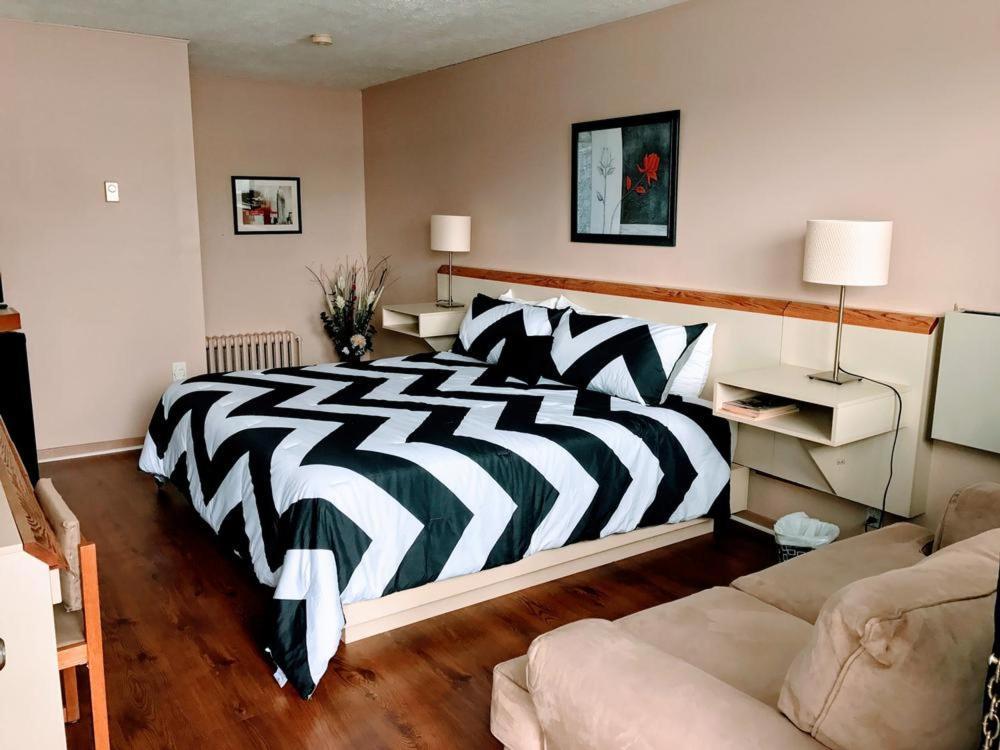 Motel Belle Riviere Saint-Jean-sur-Richelieu Bagian luar foto