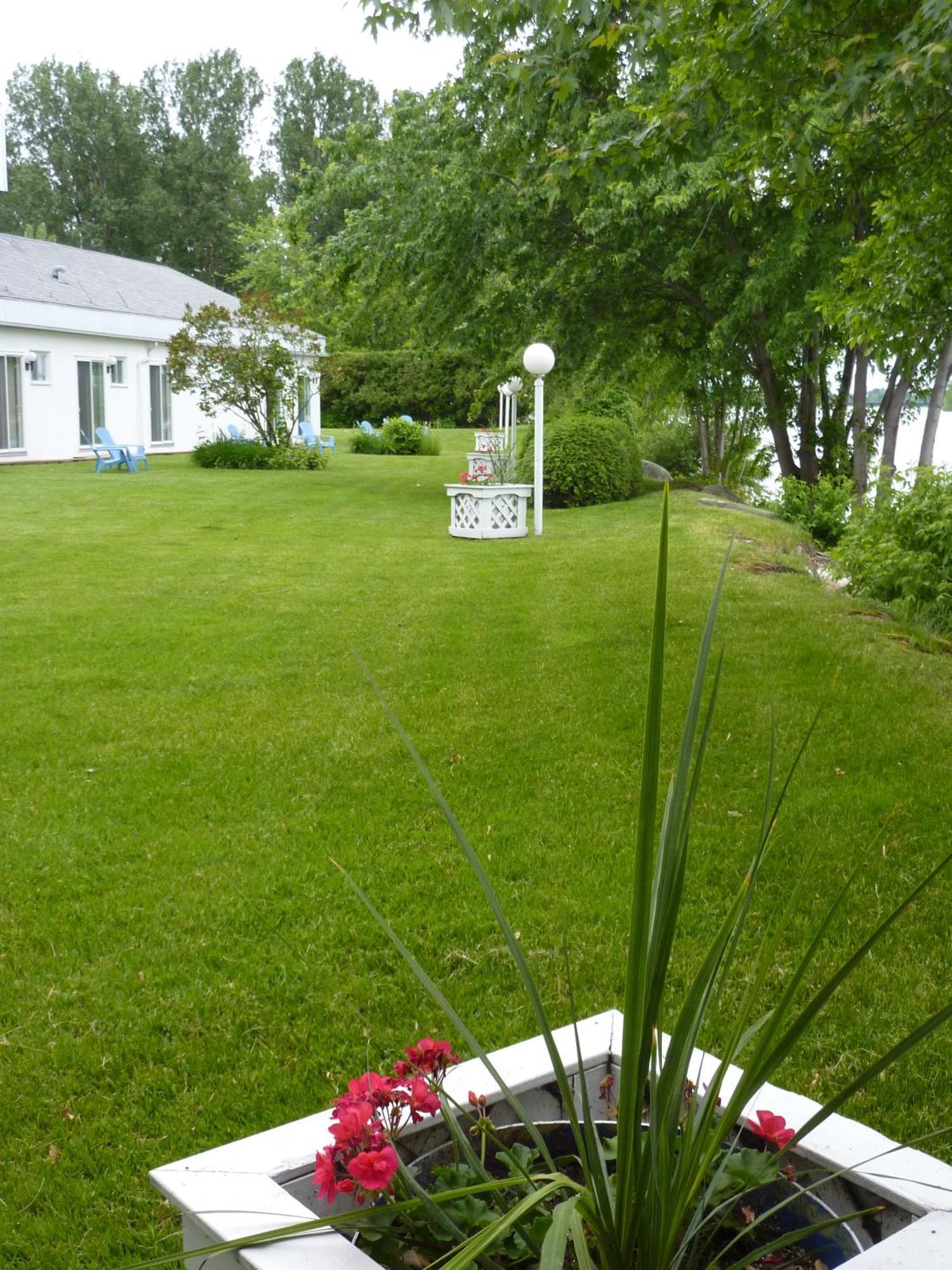 Motel Belle Riviere Saint-Jean-sur-Richelieu Bagian luar foto