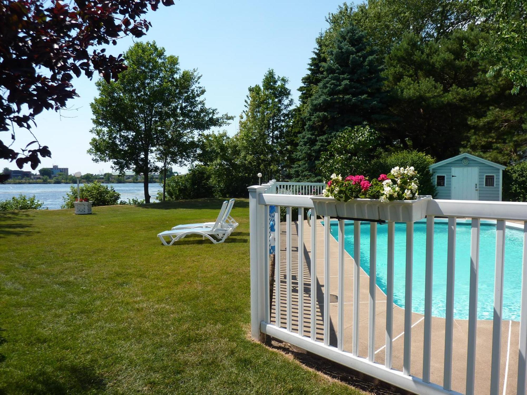 Motel Belle Riviere Saint-Jean-sur-Richelieu Bagian luar foto