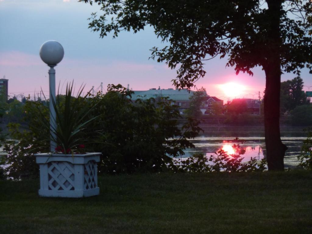 Motel Belle Riviere Saint-Jean-sur-Richelieu Bagian luar foto